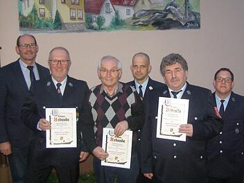 Bürgermeister Dieter Muth (von links) gratuliert den Geehrten Georg Baus, Rudolf Morschhäuser, Kommandant Michael Greger, Jörg Josef und Vorsitzender Thomas Schumm. Foto: Wolfgang Saam
