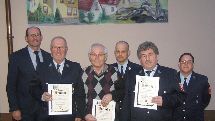 Bürgermeister Dieter Muth (von links) gratuliert den Geehrten Georg Baus, Rudolf Morschhäuser, Kommandant Michael Greger, Jörg Josef und Vorsitzender Thomas Schumm. Foto: Wolfgang Saam
