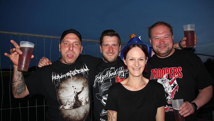 200 Fans rocken mit beim  Seubersdorfer Scheunfestvial. Auch diese Fans sind guter Laune.