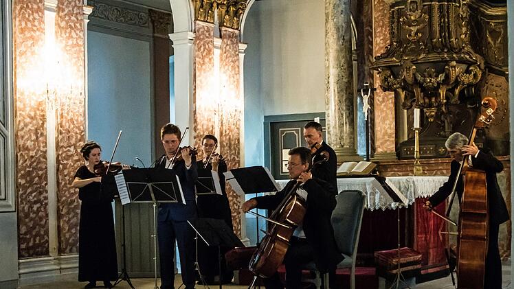 Die Kammerphilharmonie Köln präsentierte beim Konzert in der Coburger Schlosskirche ein populäres Programm von Vivaldi bis Offenbach.Foto: Jochen Berger