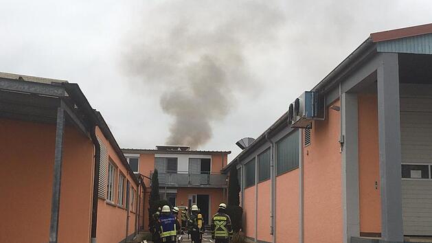Beim Eintreffen der Feuerwehr drang schon dichter Qualm aus dem Dach.   Foto: Feuerwehr Adelsdorf