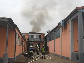 Beim Eintreffen der Feuerwehr drang schon dichter Qualm aus dem Dach.   Foto: Feuerwehr Adelsdorf