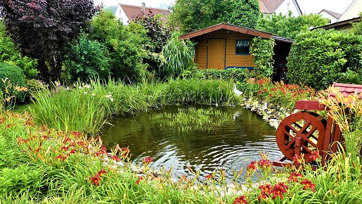 Der Gartenteich mit plätscherndem Wasserrad und prächtigen Lilien sorgt für Entspannung. Gerd Fleischmann