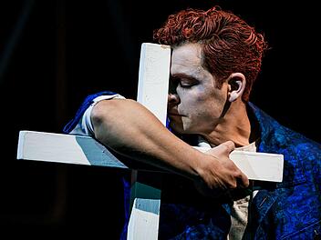 Florian Graf in der Titelrolle der Neuinszenierung von Shakespeares "Hamlet" am Landestheater CoburgFoto: Annemone Taake
