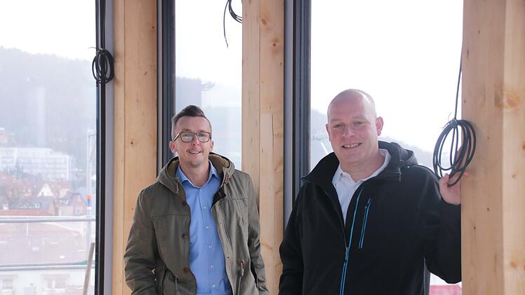 IT-Leiter Steffen Schmitt und Geschäftsführer Sebastian Dresbach vom Zentrum für Telemedizin  im Rohbau der  Musterwohnung, die nächstes Jahr fertig sein soll.