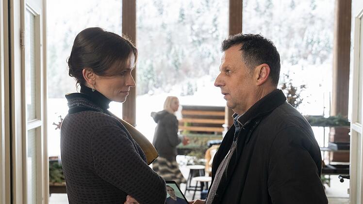 Anton Simhandl (Gerhard Wittmann) versucht, mehr Hintergr&uuml;nde &uuml;ber den Obdachlosen aus Cecily Filander (Adina Vetter) herauszukitzeln.