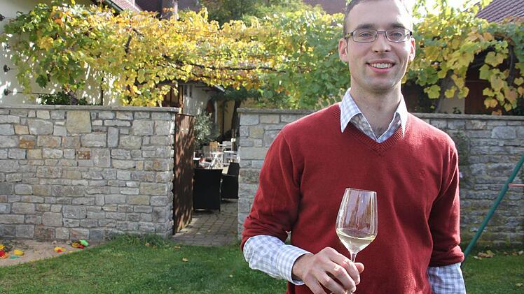 Johannes Zang vor dem elterlichen Anwesen in Sommerach.