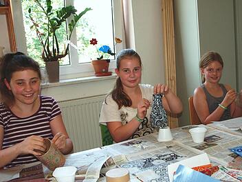 Viel Spaß machte den drei Schülerinnen (v. l.) Julia Sünkel, Larissa Leicht und Julia Gick der Workshop "Decopatch". Foto: Alfred Thieret