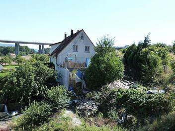 Haus und Grundstück des Bunker-Mannes wurden am Wochenende abermals von der Polizei durchsucht. Foto: Werner Reißaus