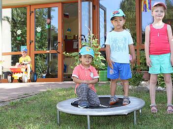 Maximilian, Immanuel und Fiona besuchen den Kindergarten Volkers. Der Stadtrat hat einen Neubau beschlossen. Foto: Ulrike Müller