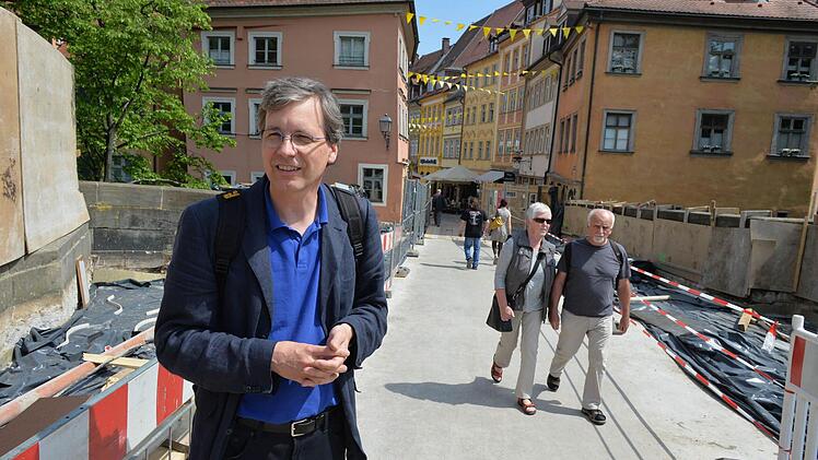 Der Bamberger Baureferent Thomas Beese beim Ortstermin auf der Oberen Brücke.Foto: Ronald Rinklef