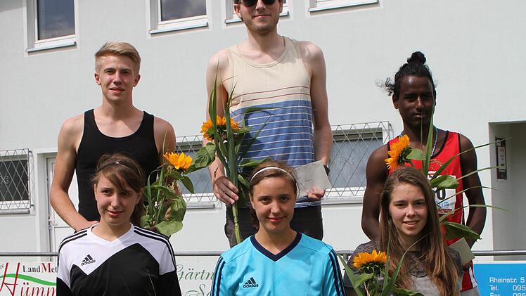 Die Schnellsten im Hobbylauf bei den Herren (hintere Reihe) und bei den Damen (vorne)