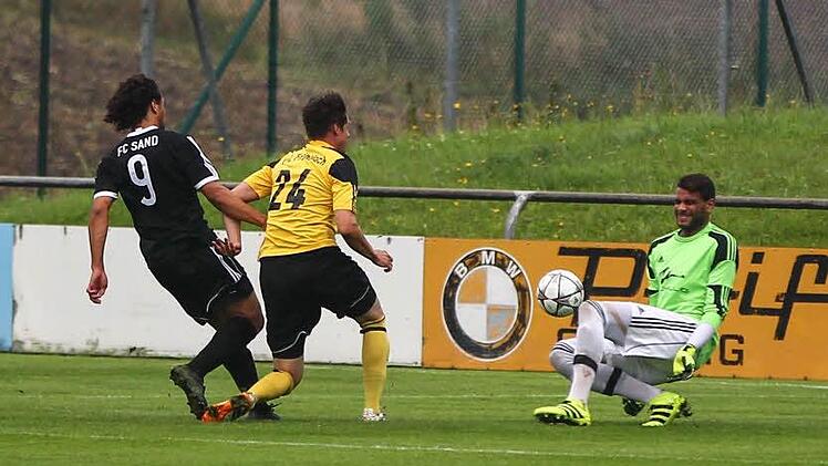 Wie zu Frohnlacher Zeiten. Tevin Mc Culloug versucht aus jeder Position den Torschuß - hier angegriffen von Stefano Göhring (gelb) und gegen Keeper Michael Edomodu