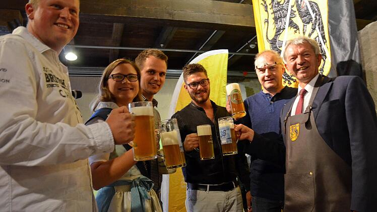 Landrat Johann Kalb und die Oberfränkische Bierkönigin Christina Pollnick stoßen mit den beteiligten Brauern auf das neue Landkreisbier an. Foto: Andrea Spörlein