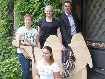 Die Pflegerinnen Jana Heilmann (vorne), Maria Stempien (hinten von links), Nadine Knorr und Leiter Michael Sandner freuen sich auf das Herbstfest, für das die Sonnenhaus-Bewohner unter anderem ein Dromedar als Bühnendeko gebaut haben.  Foto: Carmen Schwind