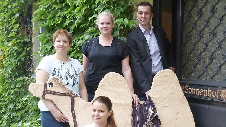 Die Pflegerinnen Jana Heilmann (vorne), Maria Stempien (hinten von links), Nadine Knorr und Leiter Michael Sandner freuen sich auf das Herbstfest, für das die Sonnenhaus-Bewohner unter anderem ein Dromedar als Bühnendeko gebaut haben.  Foto: Carmen Schwind