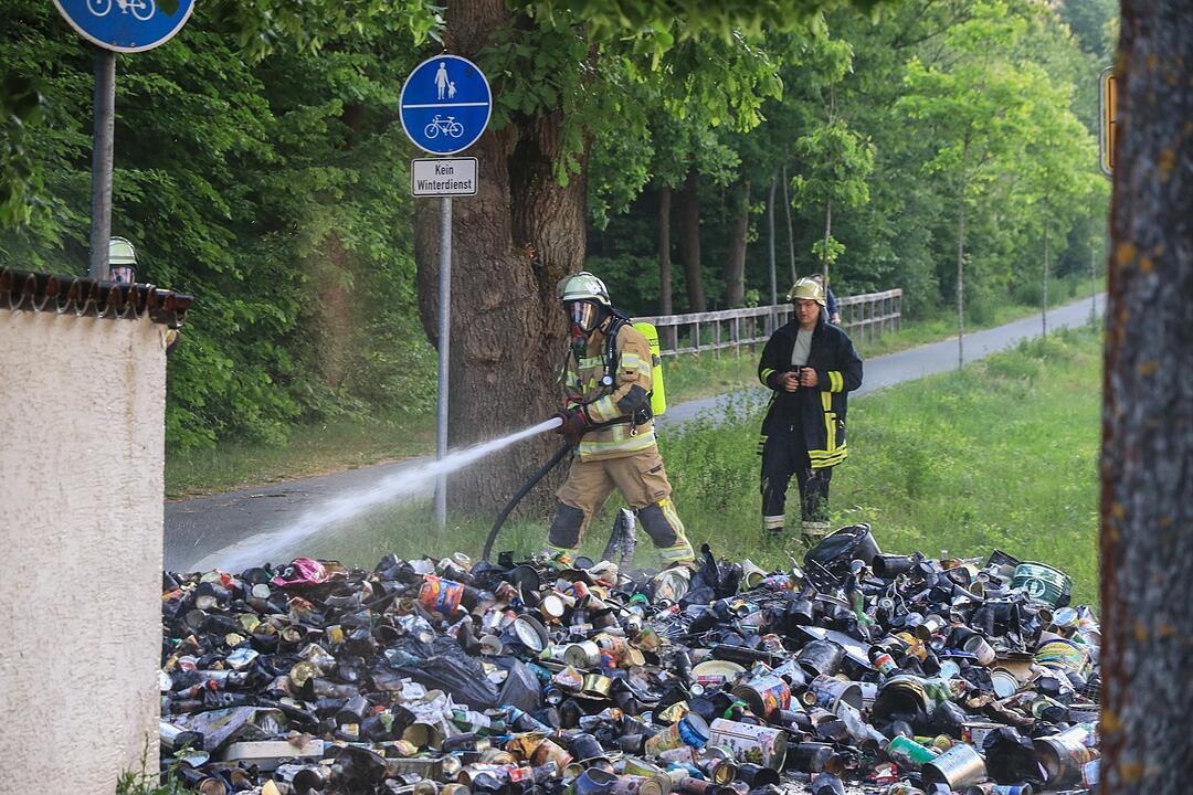 Bamberg: Müll-Laster kippt brennende Ladung aus