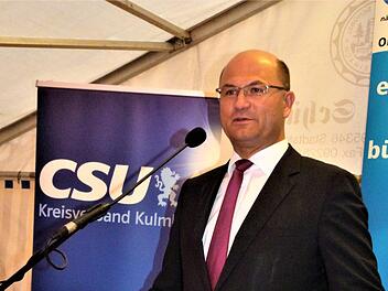 Minister Albert Füracker versprach beim politischen Sommerabend der Stadtsteinacher CSU, dass die Bayerische Staatsregierung die Kommunen auch in Zukunft nach Kräften unterstützen wird. Foto: Werner Reißaus