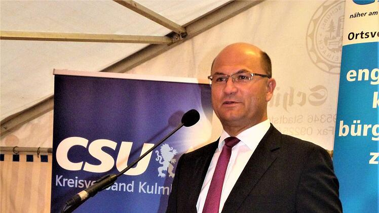 Minister Albert Füracker versprach beim politischen Sommerabend der Stadtsteinacher CSU, dass die Bayerische Staatsregierung die Kommunen auch in Zukunft nach Kräften unterstützen wird. Foto: Werner Reißaus