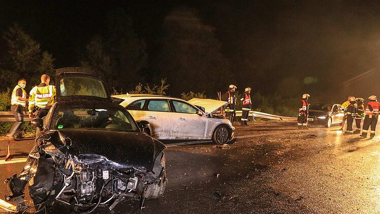 Aquaplaning-Unfall auf der A73: Audi gerät bei Starkregen ins Schleudern