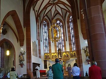 Nur in beschränkter Anzahl können die Gläubigen die Gottesdienste in der  Kirche besuchen. Deshalb gibt es in der Pfarreiengemeinschaft Gottesdienste auch online zu sehen. Foto: Kath. Pfarreiengemeinschaft Hammelburg