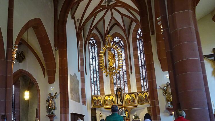 Nur in beschränkter Anzahl können die Gläubigen die Gottesdienste in der  Kirche besuchen. Deshalb gibt es in der Pfarreiengemeinschaft Gottesdienste auch online zu sehen. Foto: Kath. Pfarreiengemeinschaft Hammelburg