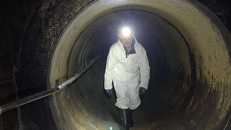 Frank Seibert begleitet Forscher bei der Entnahme von Abwasser-Proben.