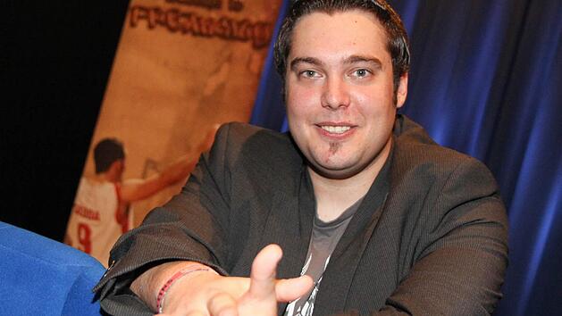 Regisseur Marc Litz sitzt im Bamberger Cinestar vor einem Plakat seines neuen Films. Fotos: Michael Gr&uuml;ndel