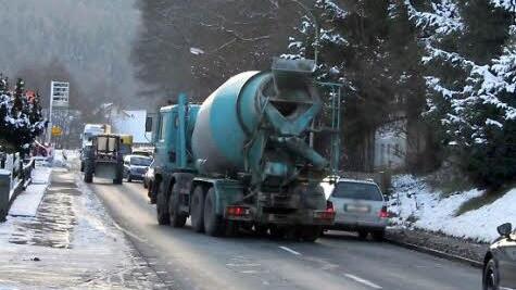 Vor allem dann, wenn schwere Fahrzeuge am Pkw und am Traktor vorbei rangieren müssen, kommt es zu brenzligen Situationen.