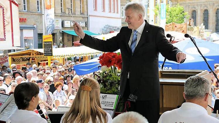 Taktsicher: Ministerpräsident Horst Seehofer dirigiert bei der zentralen Veranstaltung am "Tag der Franken" Bayreuths Blasorchester. Fotos: M. Hoch