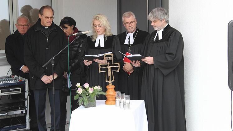 Dekan Peter Brandl, Pfarrerin Anke Bertholdt, Regionalbischof Stefan Ark Nitsche und Pfarrer Axel Bertholdt zelebrieren die Einweihungsfeier.