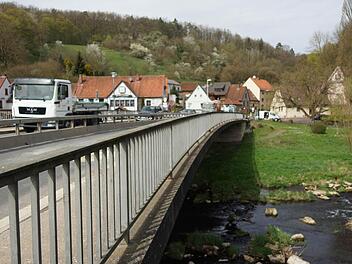 Ans andere Ufer: Die Brücke hält die zwei Teile von Aura zusammen.Fotos: Arkadius Guzy