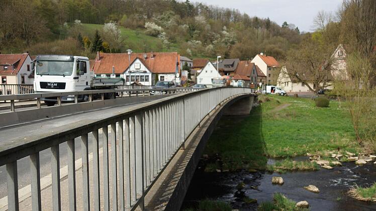 Ans andere Ufer: Die Brücke hält die zwei Teile von Aura zusammen.Fotos: Arkadius Guzy
