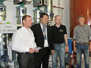 Mit viel Schwung und unter den Augen der Genossenschafts-Vorstandsmitglieder weiht Pfarrer Matthias Steffel (2.v.r.) das Nahwärmenetz in Willersdorf ein.  Fotos: Erlwein