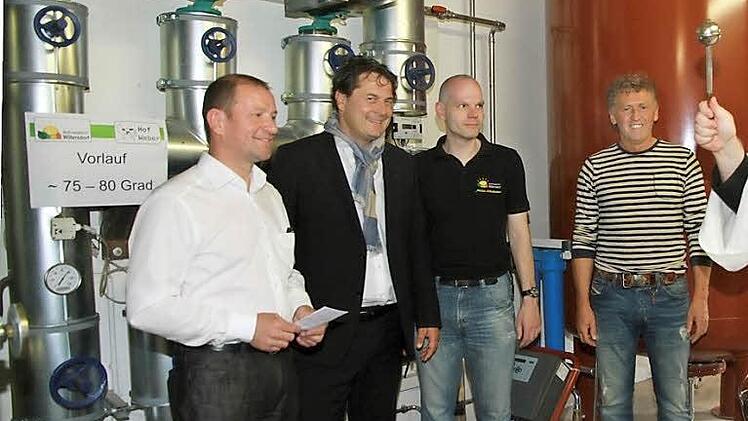 Mit viel Schwung und unter den Augen der Genossenschafts-Vorstandsmitglieder weiht Pfarrer Matthias Steffel (2.v.r.) das Nahwärmenetz in Willersdorf ein.  Fotos: Erlwein