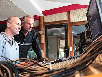 Vor dem Mischpult in ihrem Studio in Gottesgab fühlen sich die leidenschaftlichen Musiker und Soundtüftler Igl Schönwitz und Friedel Amon (v. l.) am wohlsten. Foto: Christian Bauriedel