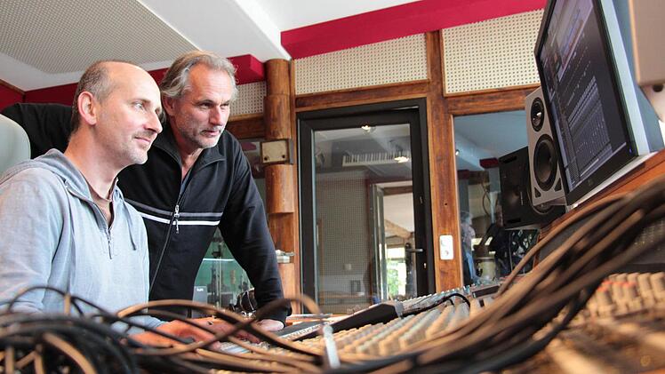Vor dem Mischpult in ihrem Studio in Gottesgab fühlen sich die leidenschaftlichen Musiker und Soundtüftler Igl Schönwitz und Friedel Amon (v. l.) am wohlsten. Foto: Christian Bauriedel