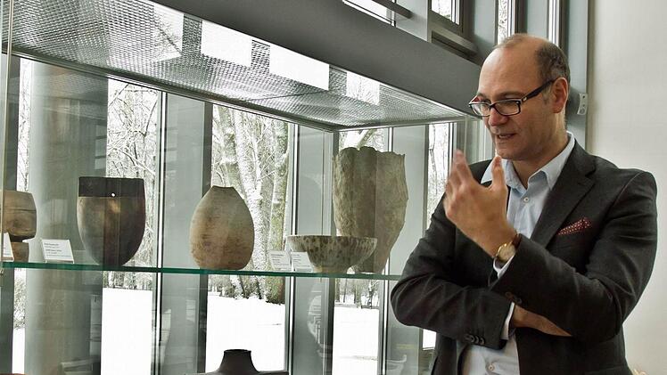 Museumsleiter Sven Hauschke iom Glasmuseum Rosenau vor einer Vitrine mit Exponaten aus der Schenkung des Ehepaars Bräutigam