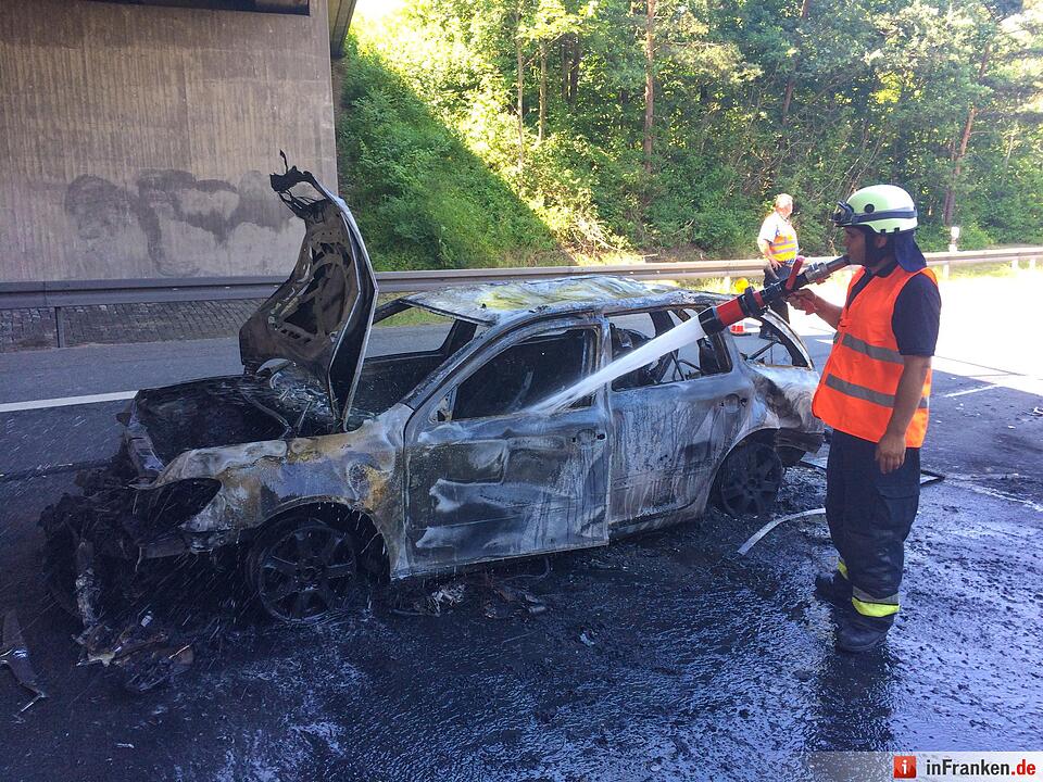 Flammeninferno nach Unfall auf der A73 bei Nürnberg