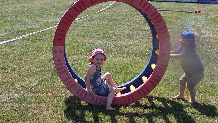 An verschiedenen Stationen hatten die Kinder Gelegenheit, Geschicklichkeit zu beweisen oder einfach nur zu Toben. Foto: Carsten Höllein