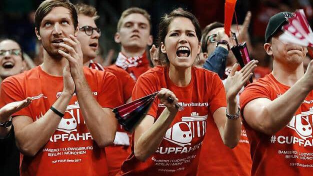 Die Zugreisenden unter den Brose-Fans waren an ihren Fanshirts leicht zu erkennen. Fotos: Daniel Löb