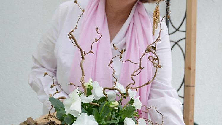Kreativ im Garten: Rosemarie Hübner aus Katschenreuth verwirklicht in ihrer grünen Oase ihre Ideen und findet dabei Ruhe und Entspannung. Foto: Dagmar Besand