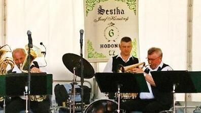 Jeder Musikgeschmack wurde beim Musikantentreffen im Eltmanner Stadtteil Weisbrunn bedient von der Showkapelle "Stabacher Blech" über die Stadtkapelle Eltmann bis hin zur böhmisch-mährischen Kapelle "Sestka" des bekannten Komponisten und Arrangeurs Josef Konecny (links).  Foto: Sabine Weinbeer