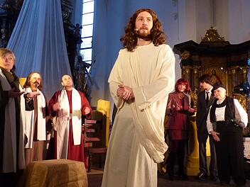 Jesus sieht sich nicht nur mit seinen zur Anklage schweigenden Jüngern (links) konfrontiert, sondern auch mit den als Manager dargestellten Pharisäern.  Fotos: Pauline Lindner