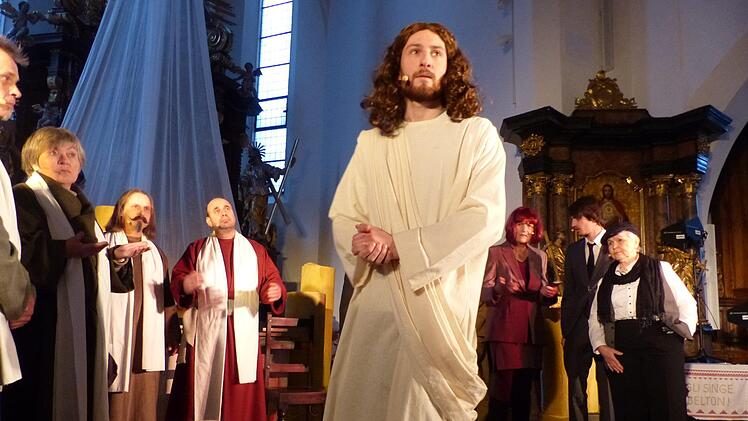Jesus sieht sich nicht nur mit seinen zur Anklage schweigenden Jüngern (links) konfrontiert, sondern auch mit den als Manager dargestellten Pharisäern.  Fotos: Pauline Lindner