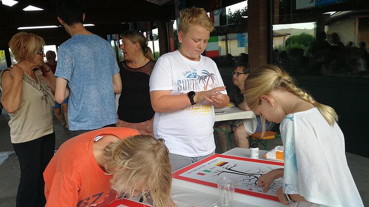 Auch die jüngeren Teilnehmer verewigen sich mit ihrem Daumenabdruck.  Foto: Johanna Blum