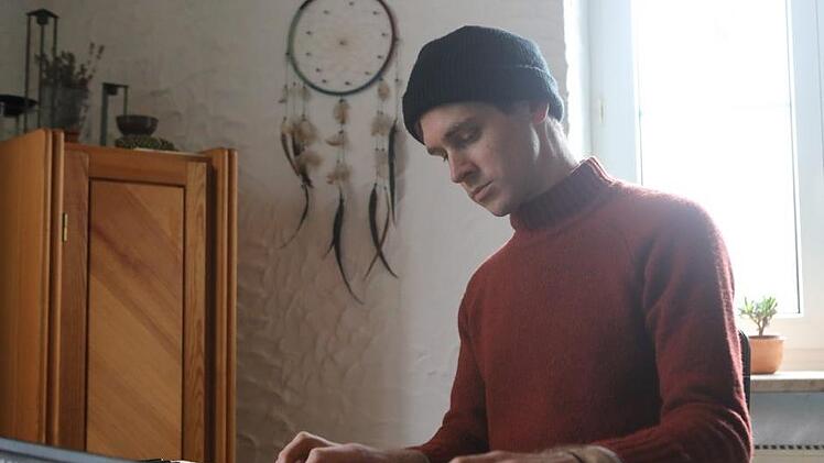 Christopher Zander in seinem Zimmer in Hochstall 4.