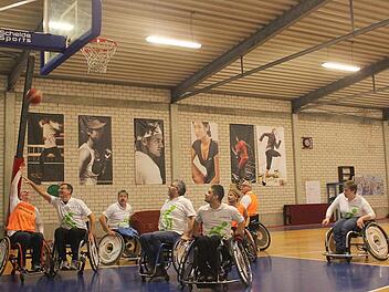 Die Freude am Basketball steht bei "Fit4Rolli" im Vordergrund - das ist auch beim Training der Rollstuhlbasketballer spürbar. Vorsitzende Christine Petrautzki (links) ist stolz auf ihren Verein. Foto: Jutta Rudel