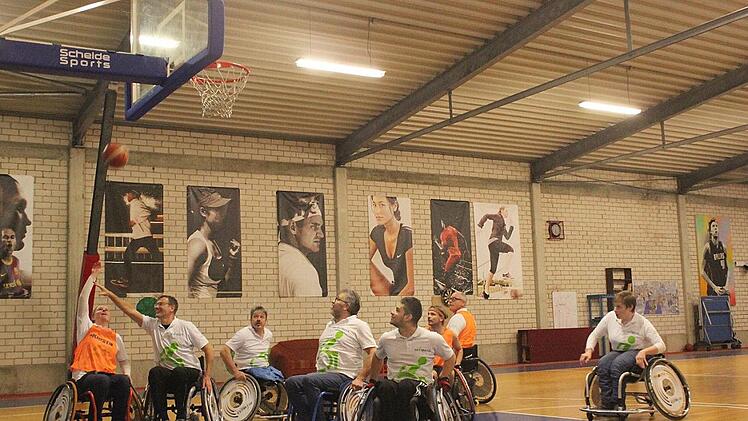 Die Freude am Basketball steht bei "Fit4Rolli" im Vordergrund - das ist auch beim Training der Rollstuhlbasketballer spürbar. Vorsitzende Christine Petrautzki (links) ist stolz auf ihren Verein. Foto: Jutta Rudel