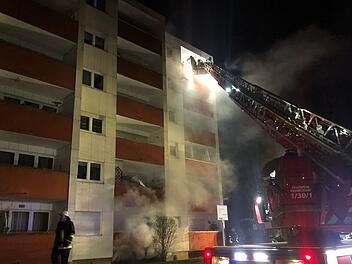 In Lichteneiche (Memmelsdorf) im Kreis Bamberg ist es am Dienstagabend zu einem Kellerbrand gekommen. Das Gebäude musste evakuiert werden. Foto: NEWS5/Merzbach